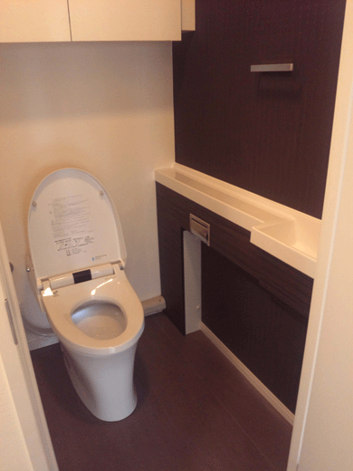 カウンターに手洗器が付いたシステムトイレ