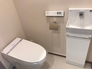 調布　手洗い器付き便器・非接触式自動水栓